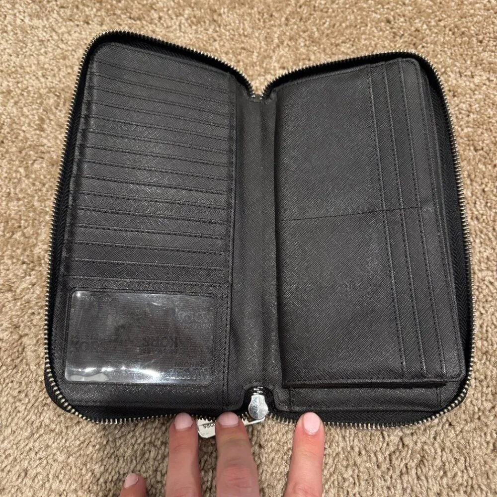 Michael Kors Logo Jet Set Travel Continental Extra Large Wallet